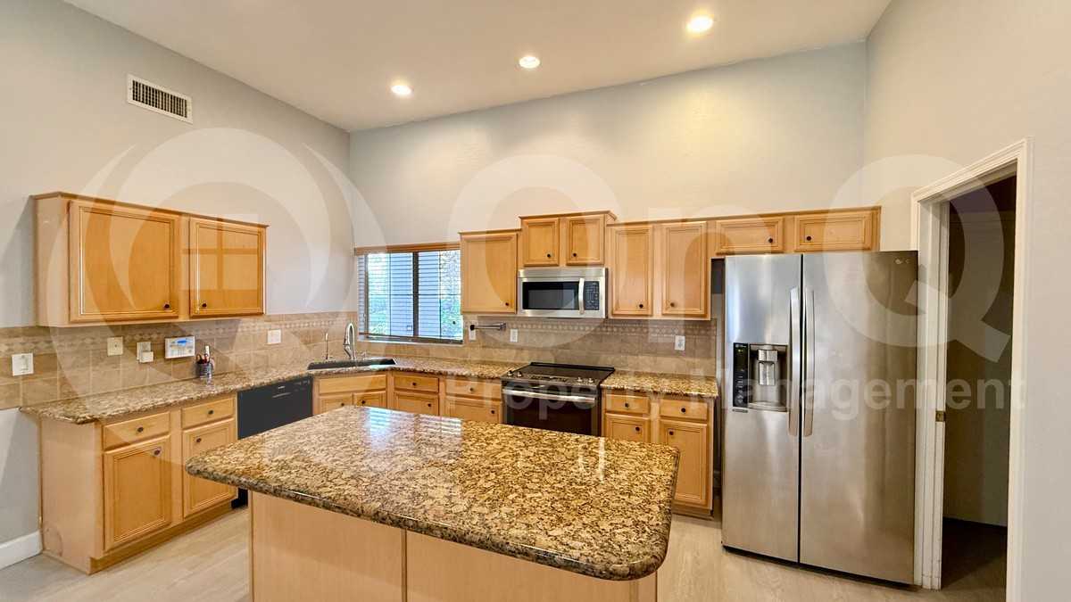 271 W Brooks St - Photo 6 of 21