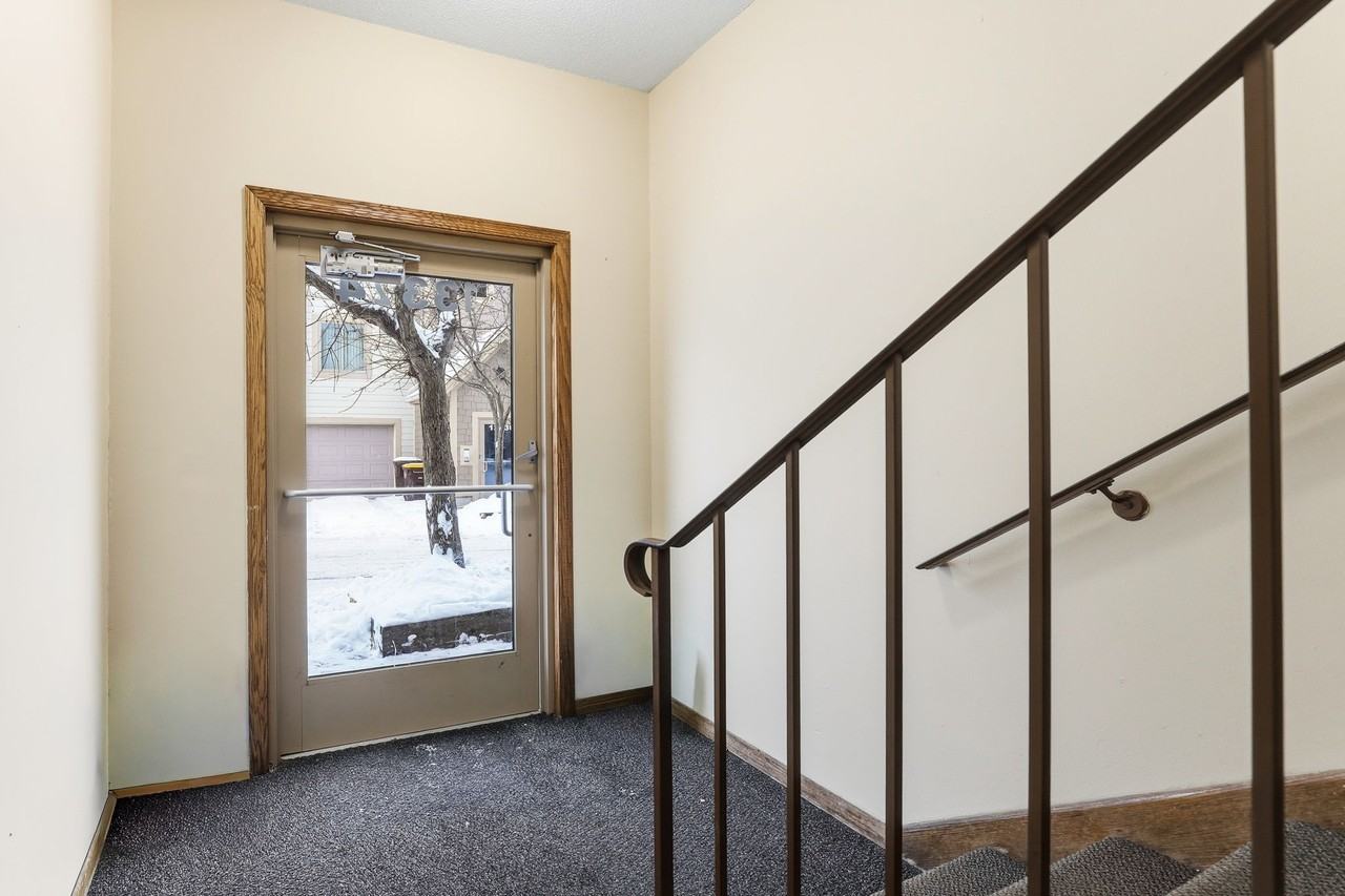 13316 Parkwood Dr #210 - Photo 2 of 32