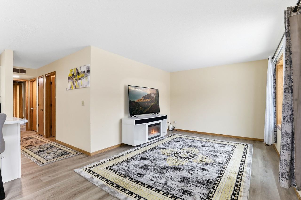 13316 Parkwood Dr #210 - Photo 3 of 32