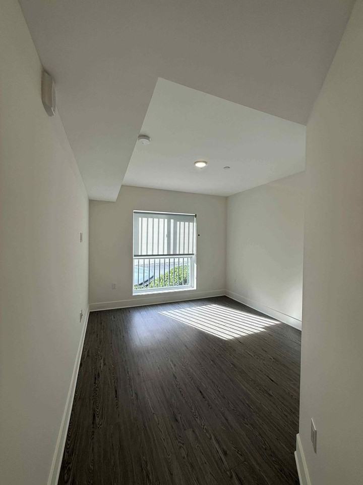 2022 W Sunset Boulevard - Photo 7 of 15