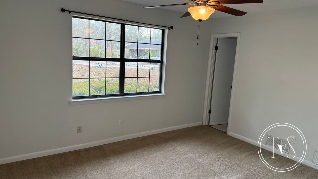 806 W Oxford Ln - Photo 4 of 18