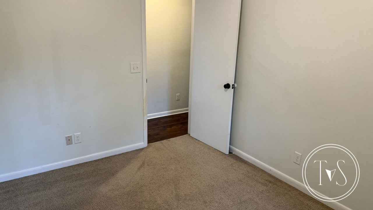 806 W Oxford Ln - Photo 7 of 18