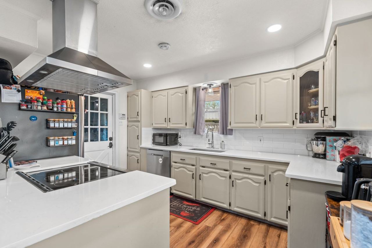 10714 Glenwood St - Photo 5 of 22