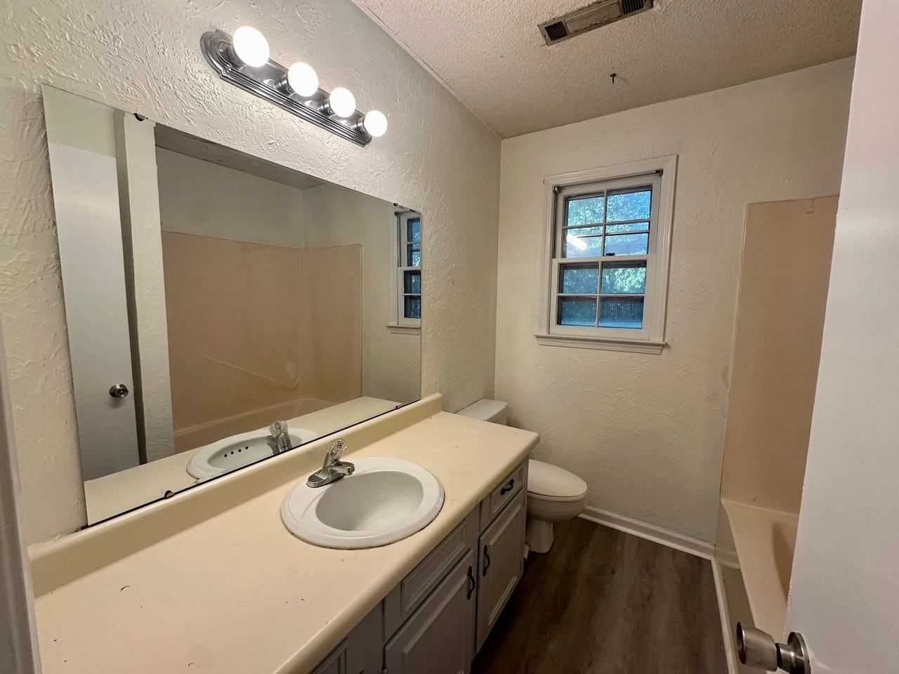 214 Thomas Dr - Photo 4 of 6