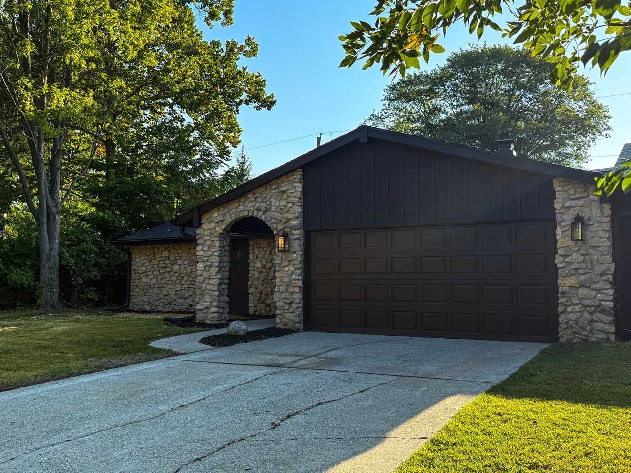 4500 N Hereford Dr - Photo 2 of 26