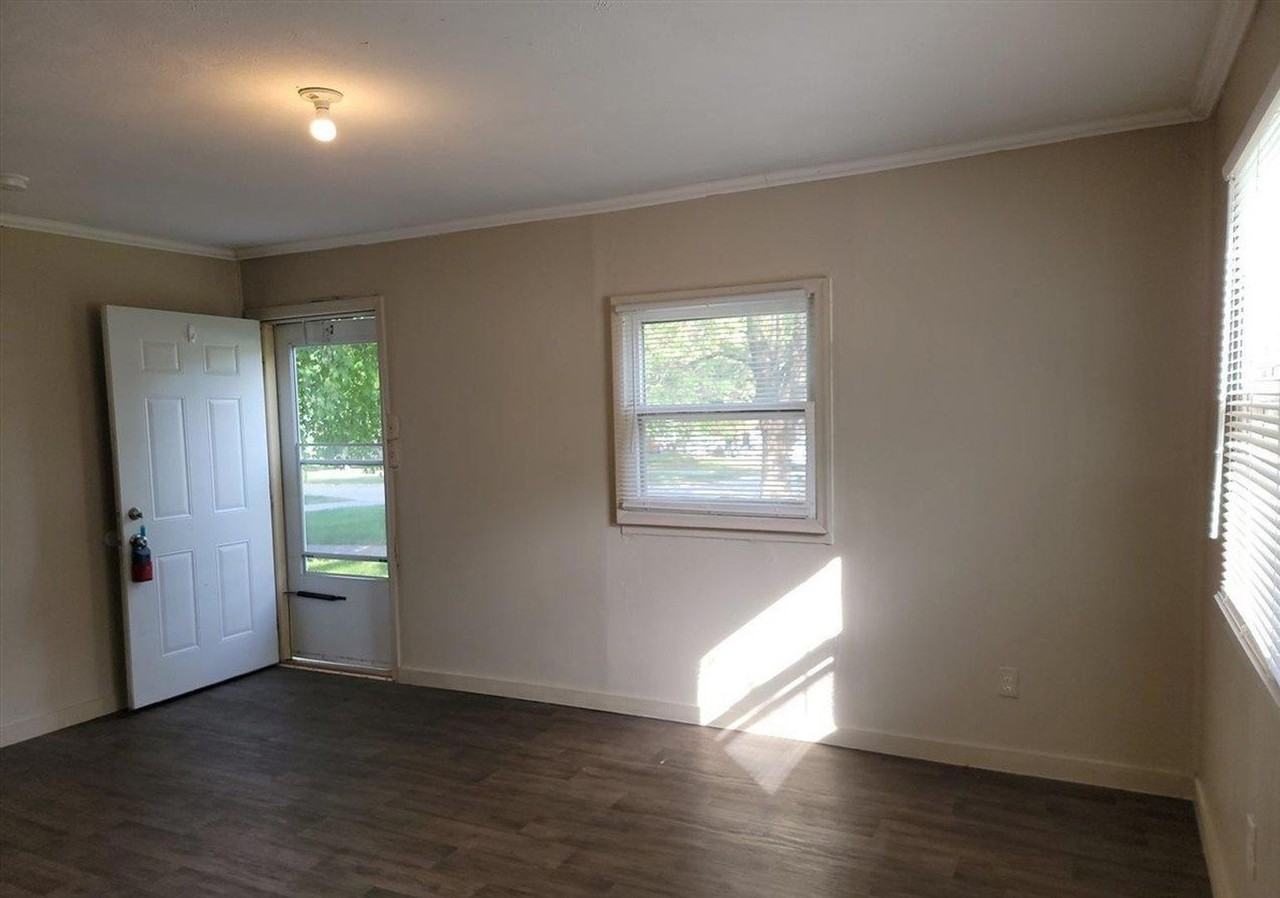 2008 John A Creighton Blvd - Photo 4 of 10