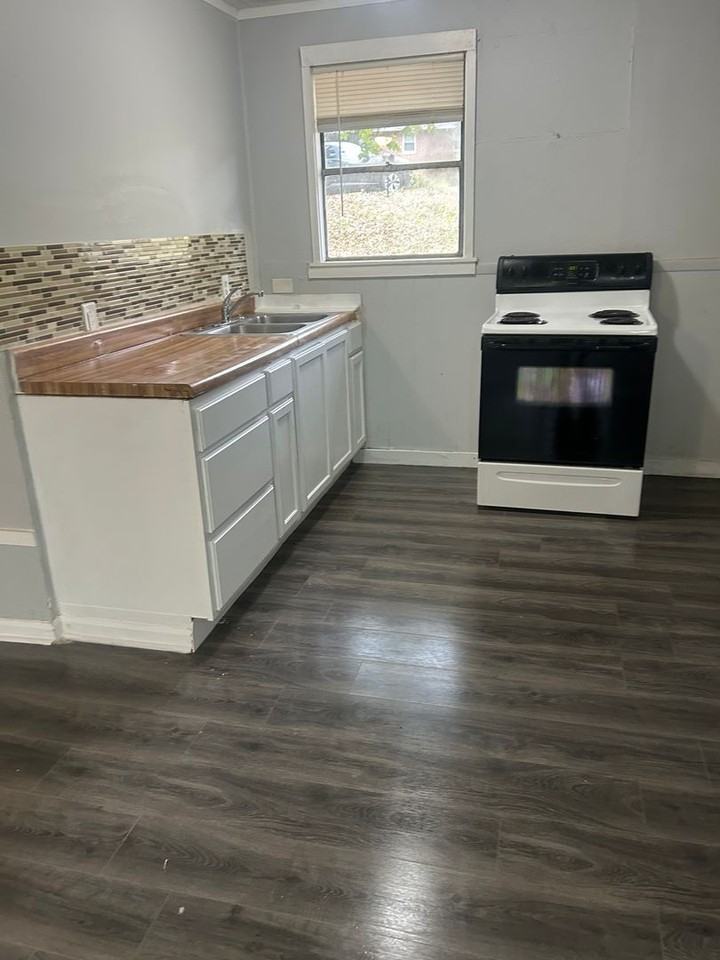 258 S Dillard Ave - Photo 3 of 6