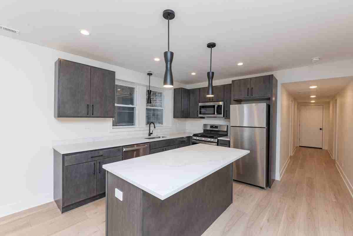 2825 N Rockwell St #G - Photo 2 of 19