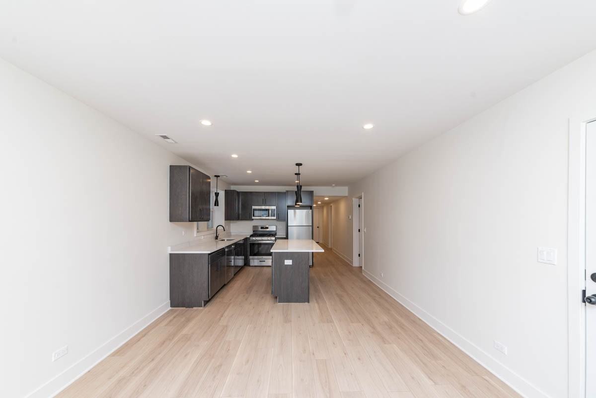 2825 N Rockwell St #G - Photo 3 of 19