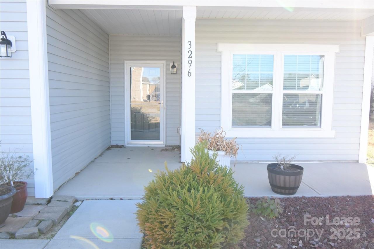 3296 Saddlebrook Dr - Photo 3 of 22