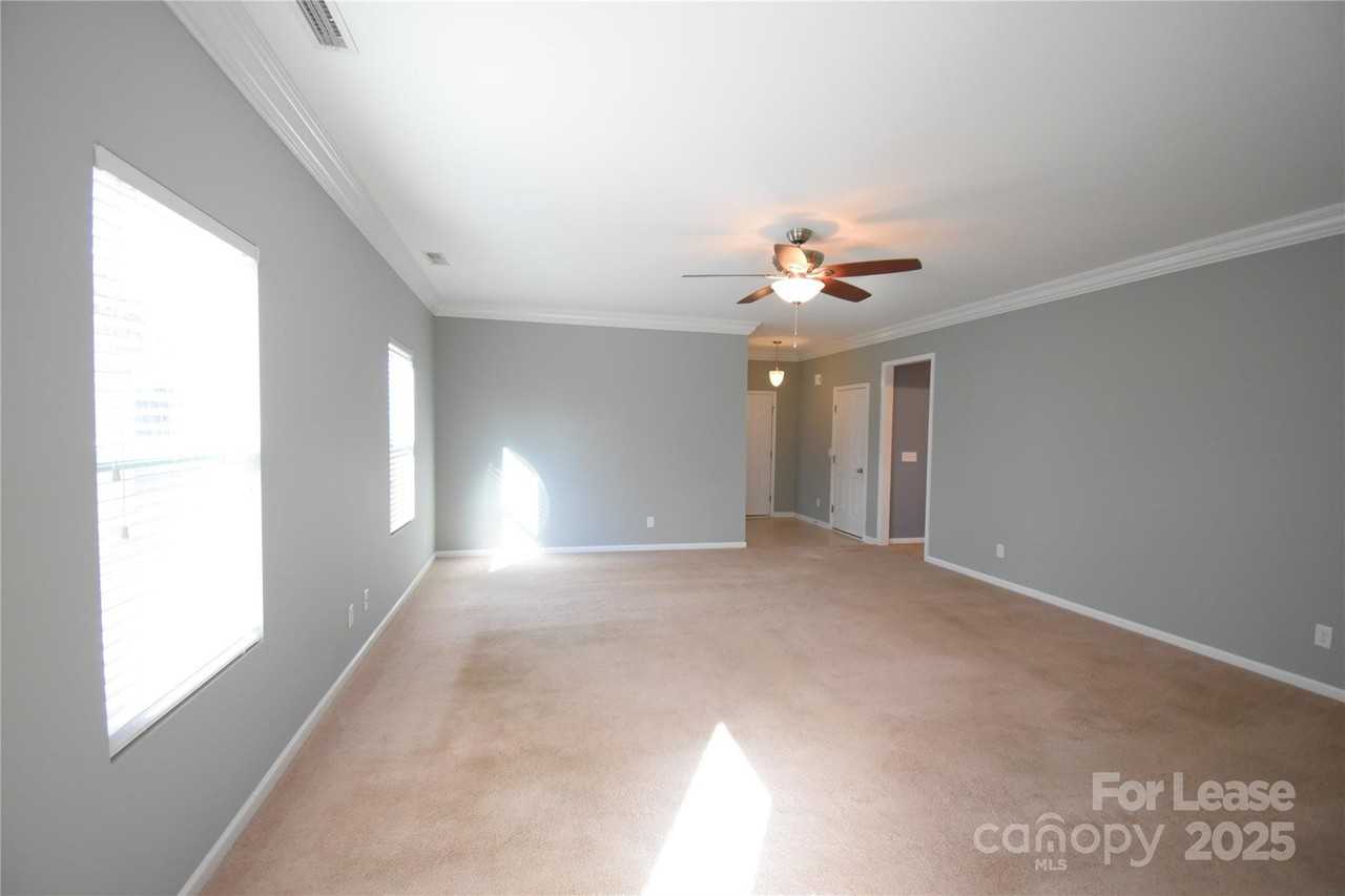 3296 Saddlebrook Dr - Photo 4 of 22