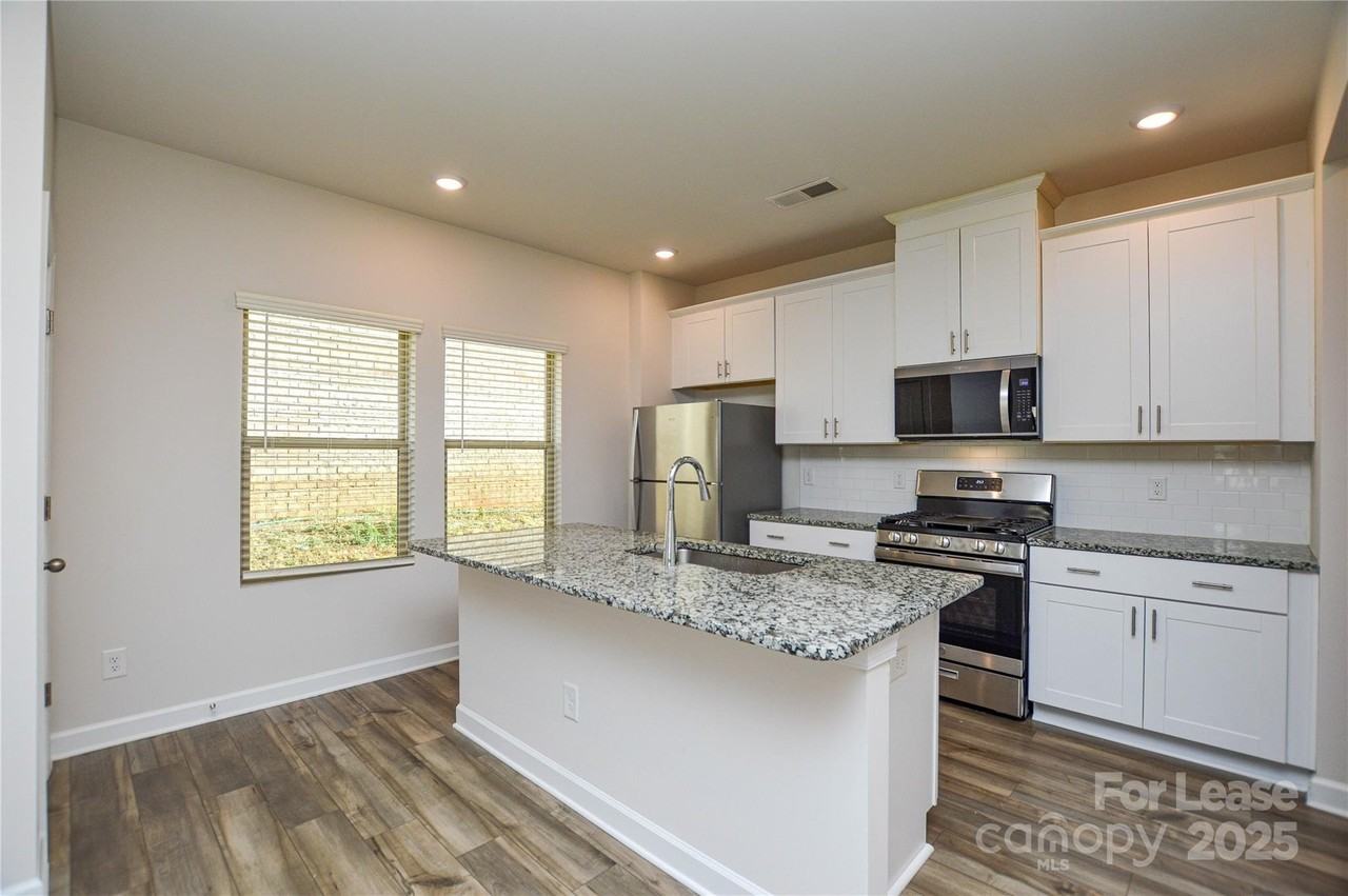 3215 Lisburn St - Photo 4 of 23