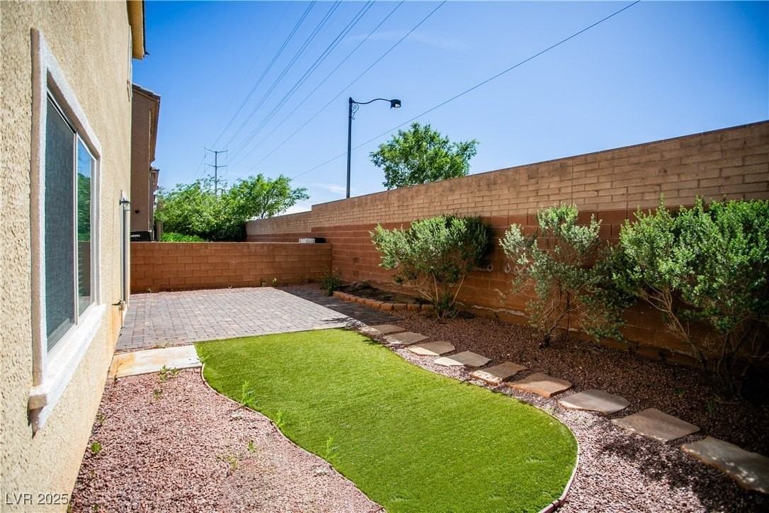 7927 Bartlett Peak St - Photo 4 of 42