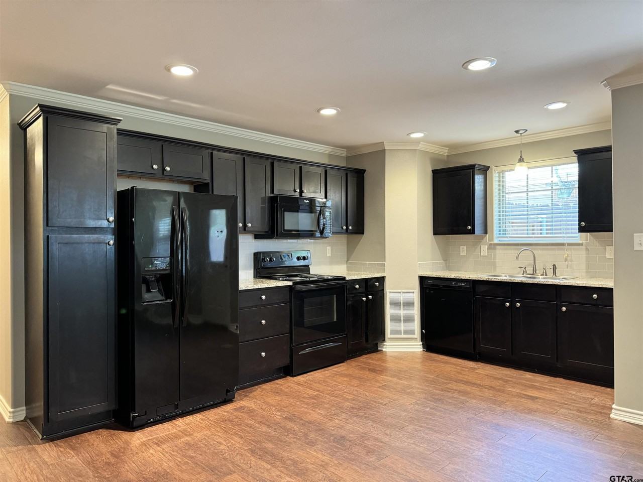 805 W Main St - Photo 4 of 15