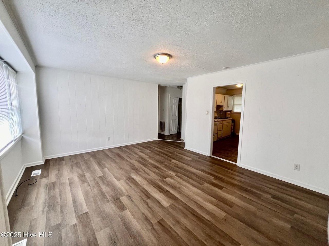 309 Starling St - Photo 2 of 8