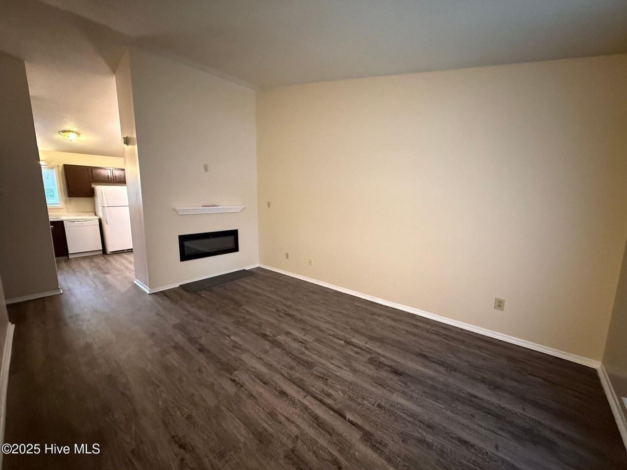 120 Twinwood Dr - Photo 3 of 9