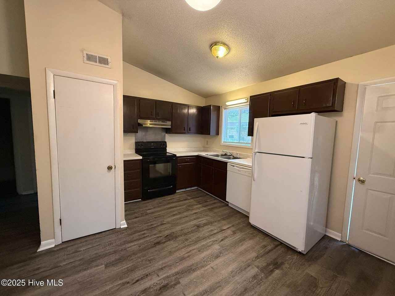 120 Twinwood Dr - Photo 4 of 9