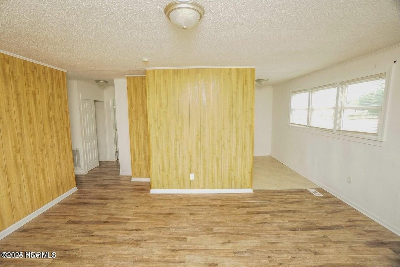 311 Starling St - Photo 3 of 19