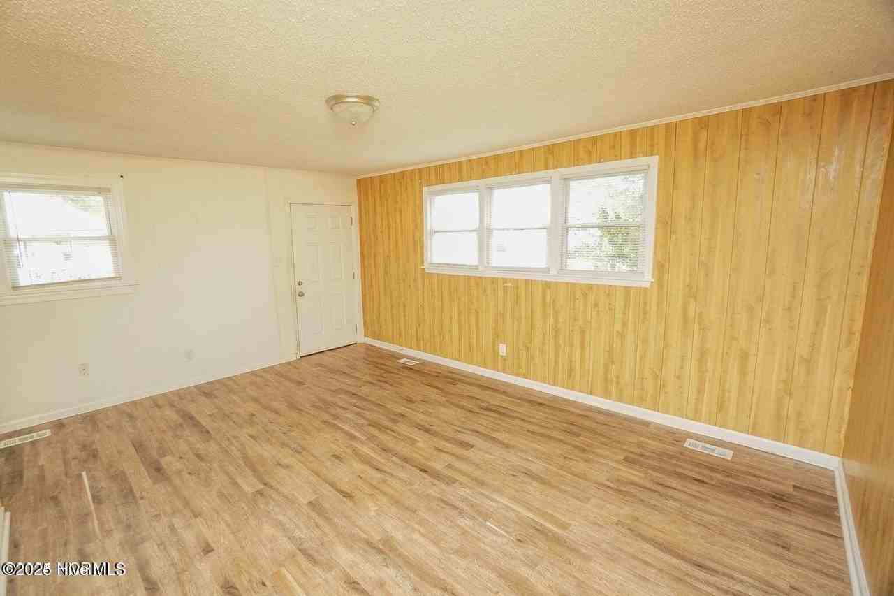 311 Starling St - Photo 4 of 19