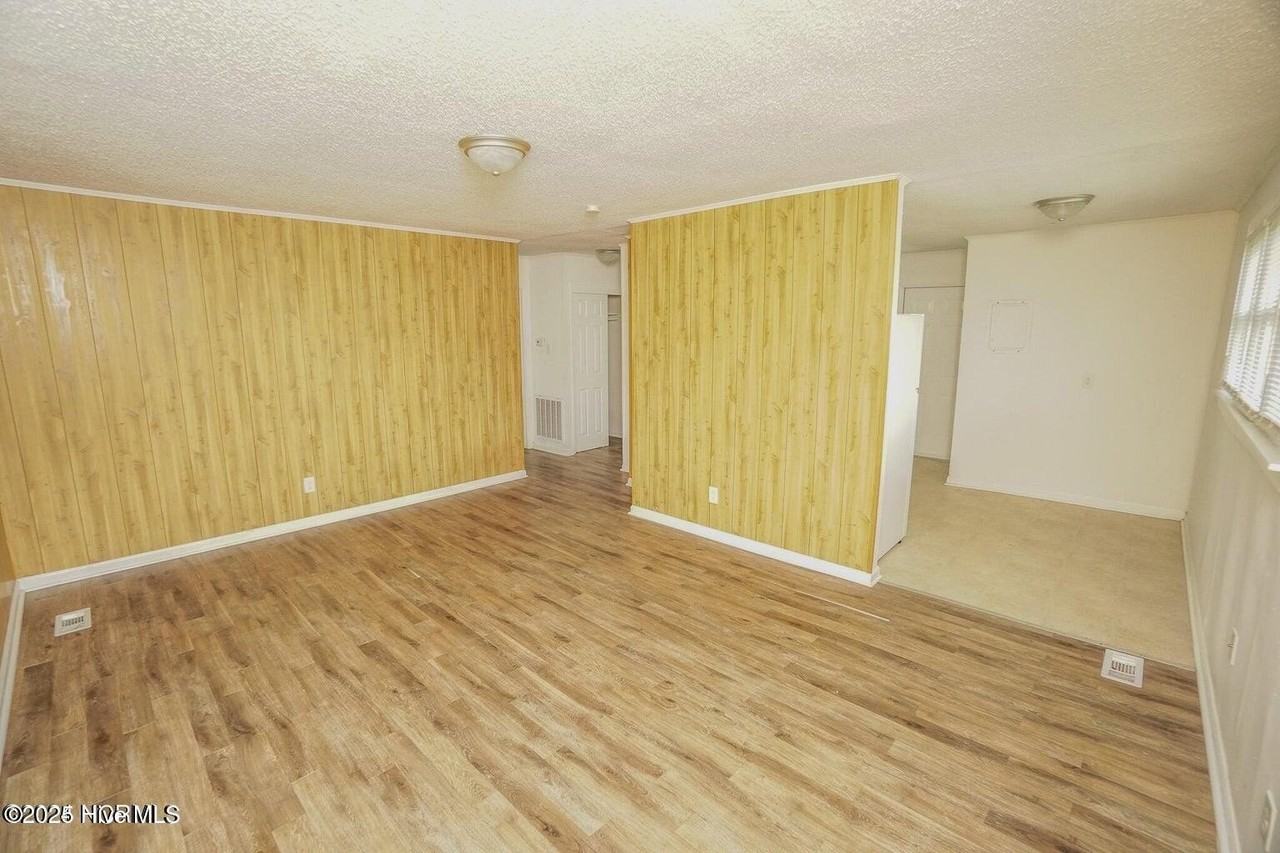 311 Starling St - Photo 5 of 19