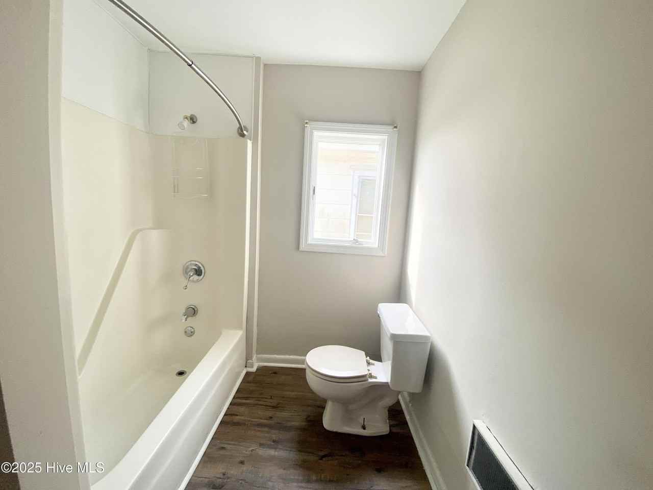 501 E Broad St Unit B #B - Photo 5 of 6