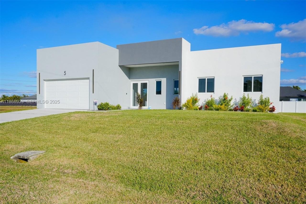 5 Sw 26th Pl #0 - Photo 4 of 50