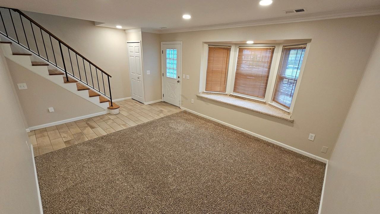 19707 Hayes Ct - Photo 4 of 8