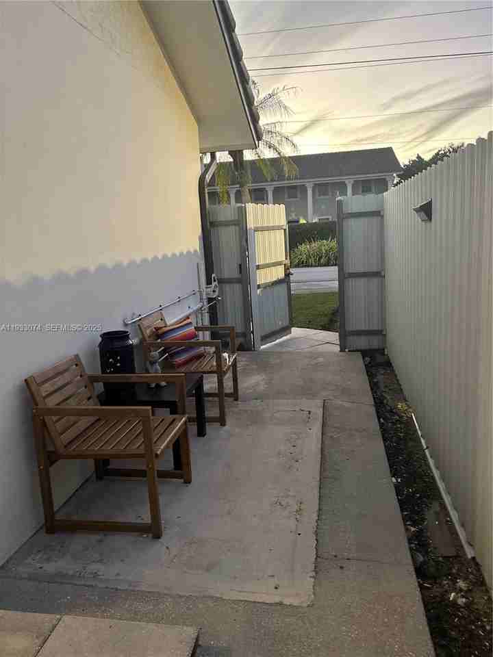 1447 Sw 139th Ave - Photo 2 of 8