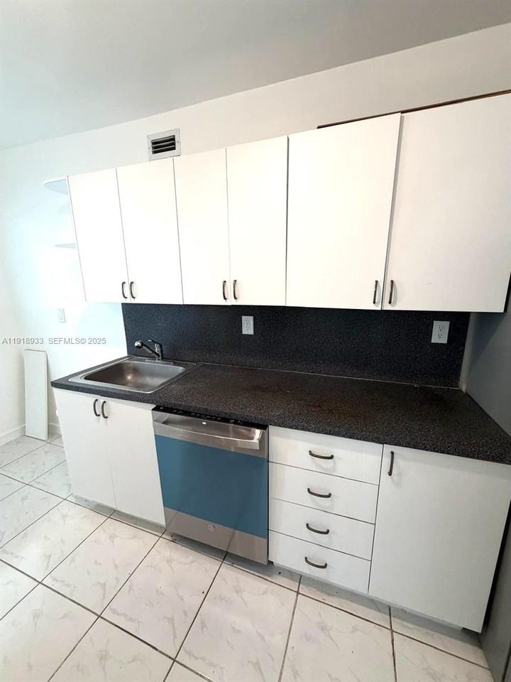 100 Lincoln Rd #1027 - Photo 7 of 8