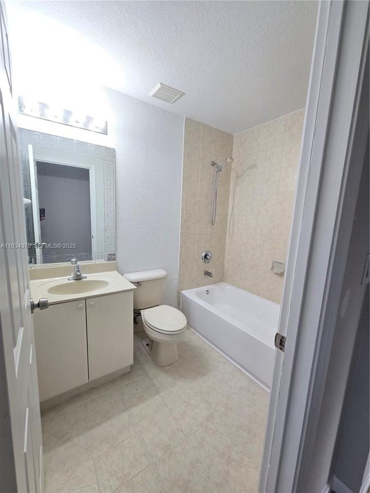 1410 Se 24th Ct #371 - Photo 6 of 11