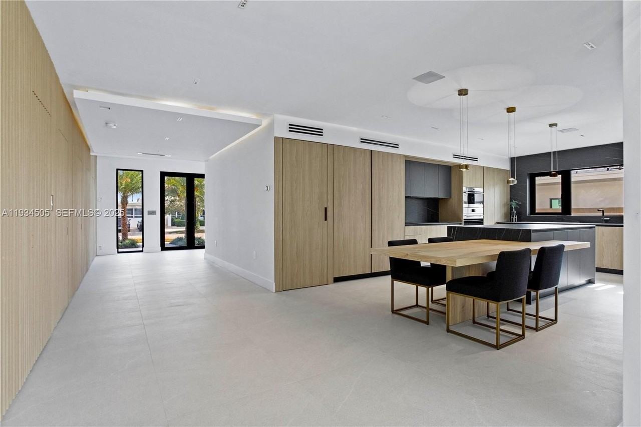 1661 Daytonia Rd - Photo 5 of 29