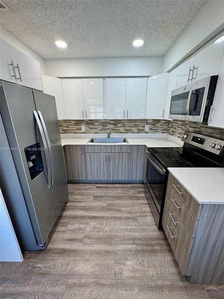 100 Sw 9th St #B - Photo 3 of 17