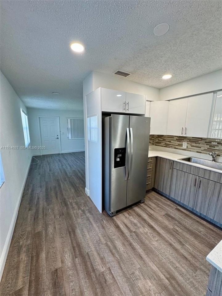 100 Sw 9th St #B - Photo 5 of 17