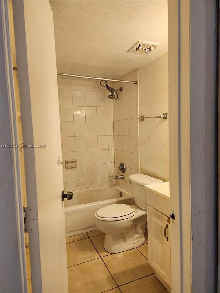 19715 Sw 114th Ave #157 - Photo 4 of 9