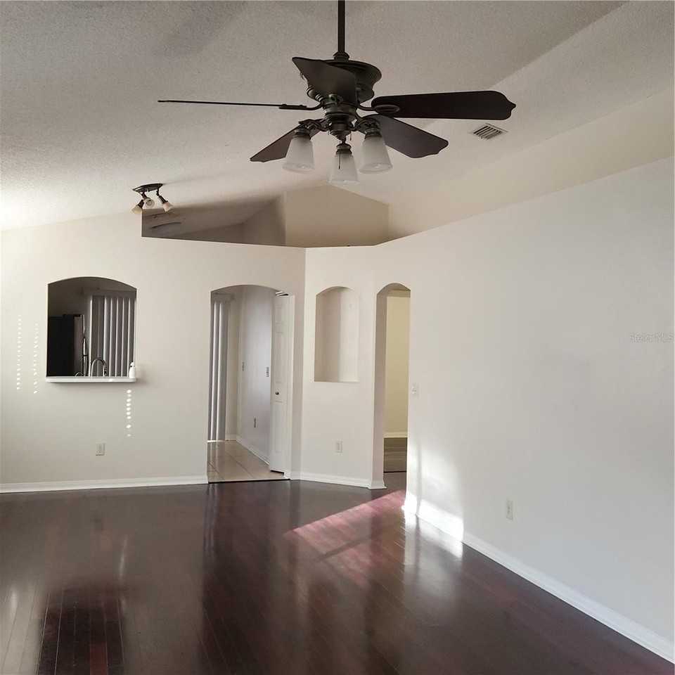 28525 Seashell Ct - Photo 3 of 6