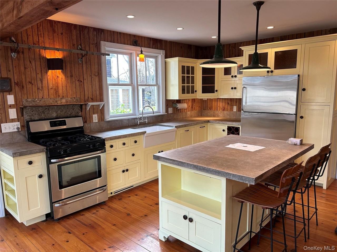 685 Orchard St - Photo 2 of 2