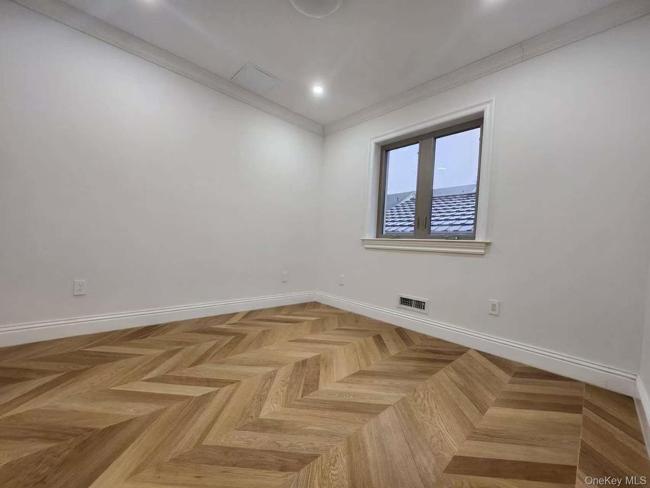 7633 160th St 1st Fl #1stFL - Photo 3 of 6