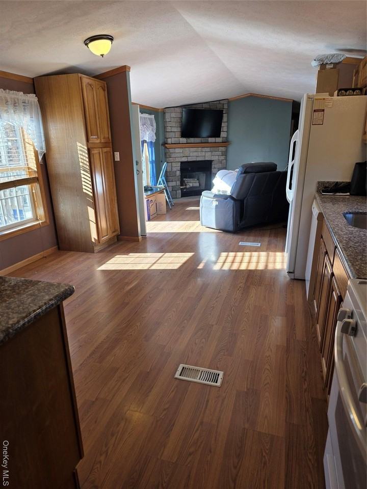 8 Greenrose Dr - Photo 3 of 16