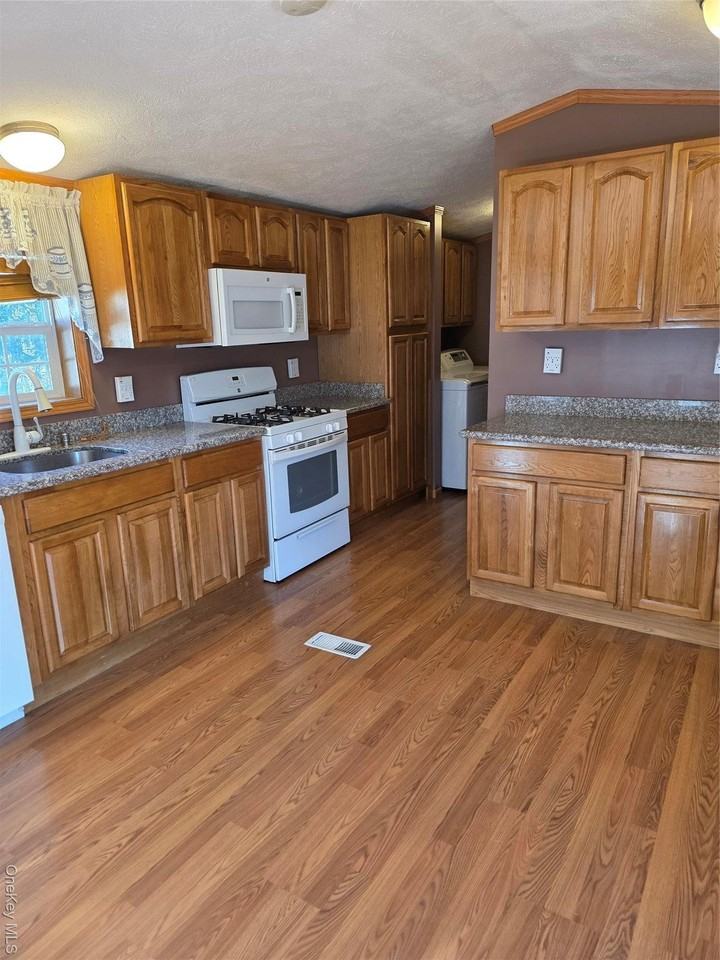 8 Greenrose Dr - Photo 4 of 16