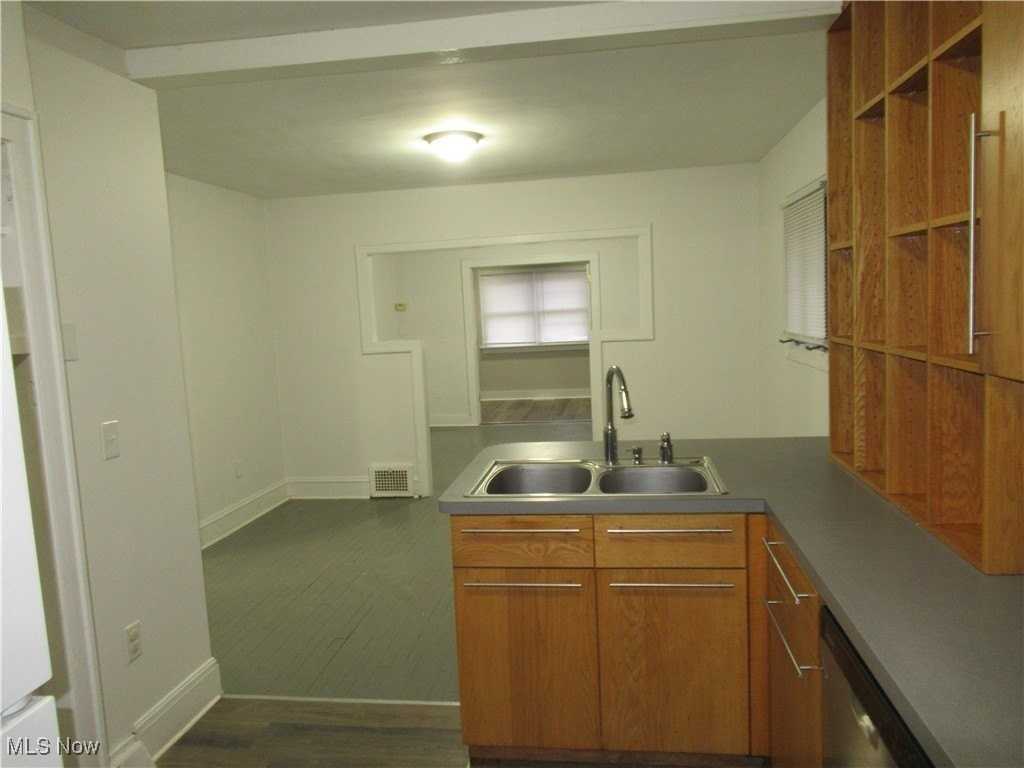 3754 W 130th St - Photo 4 of 30