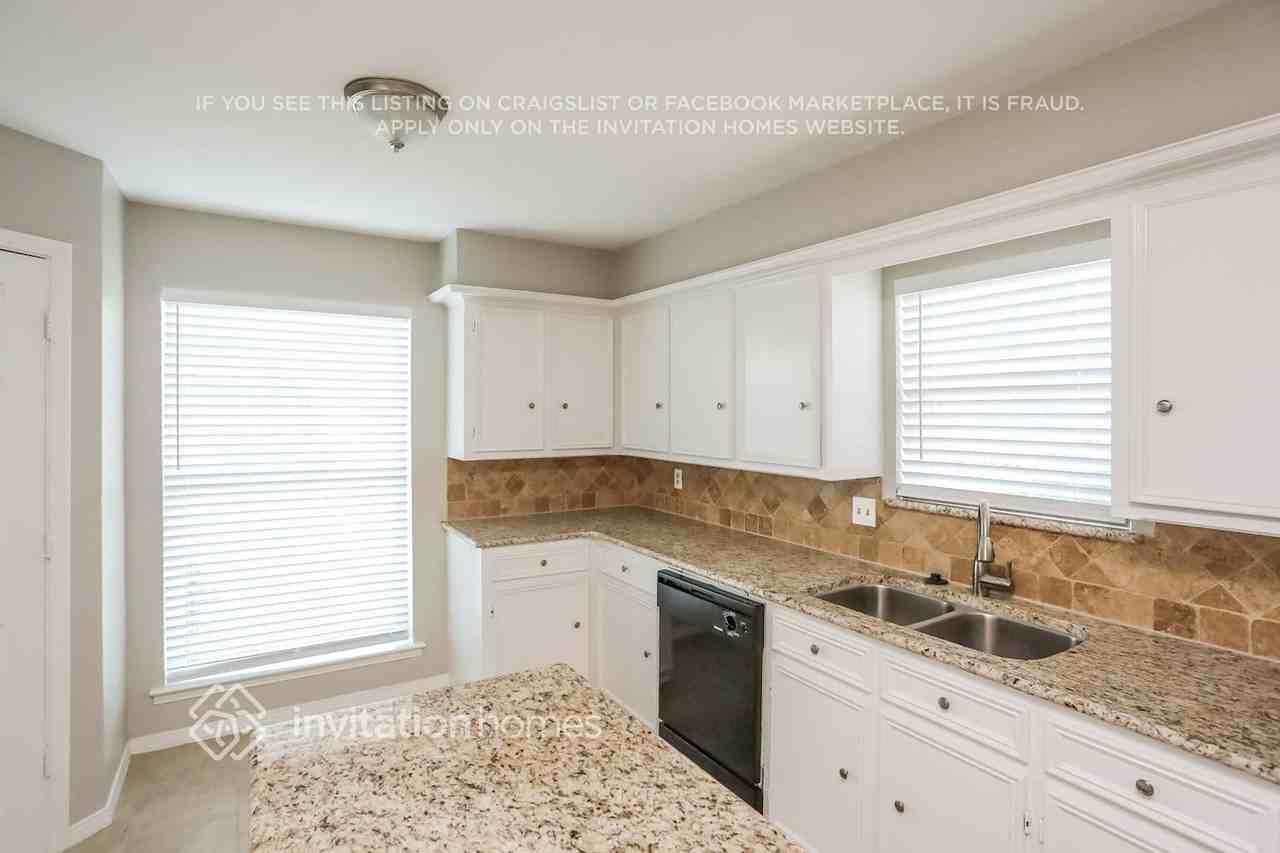 1706 Surrey Ct - Photo 3 of 11