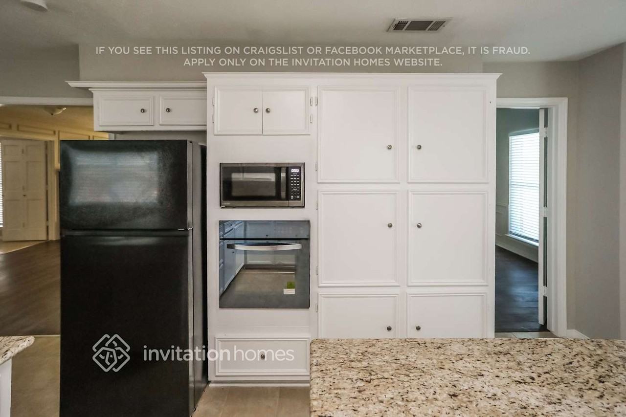 1706 Surrey Ct - Photo 4 of 11