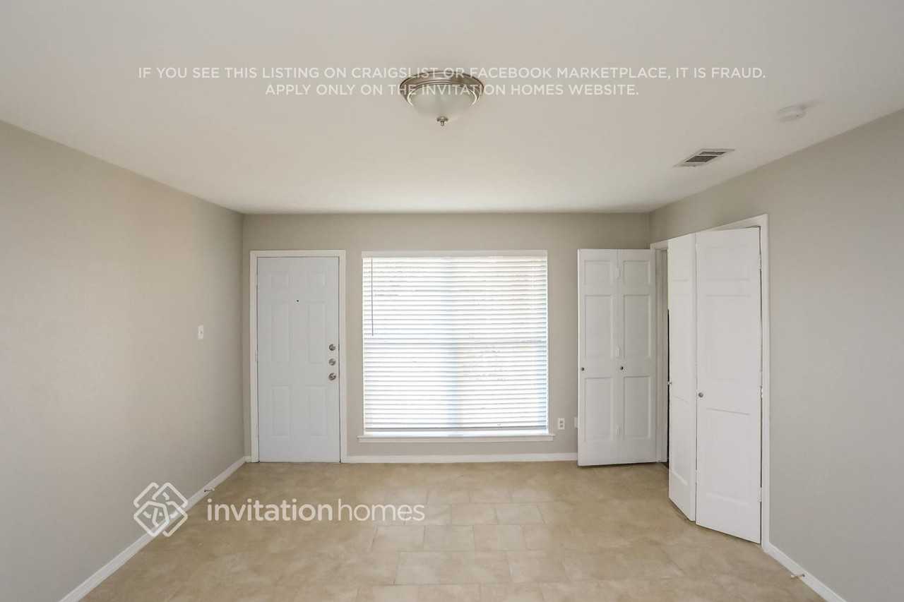 1706 Surrey Ct - Photo 5 of 11