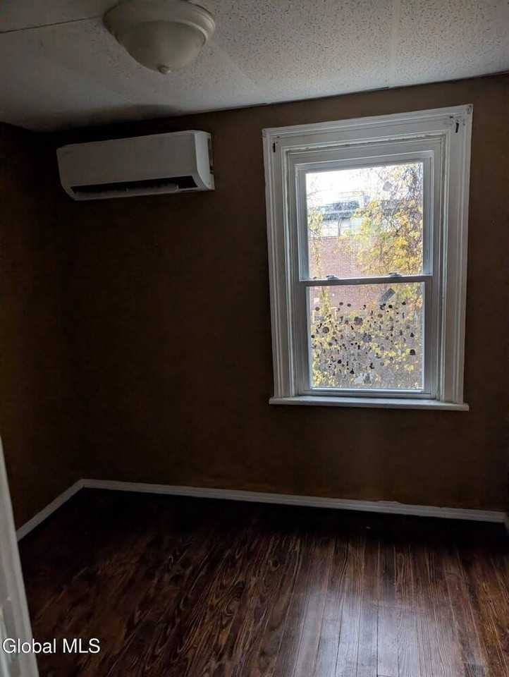 318 27th St #2 - Photo 5 of 8