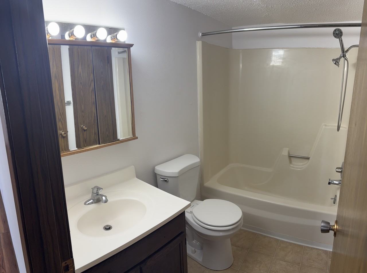 2527 Royal Dr #2527-1 - Photo 4 of 7