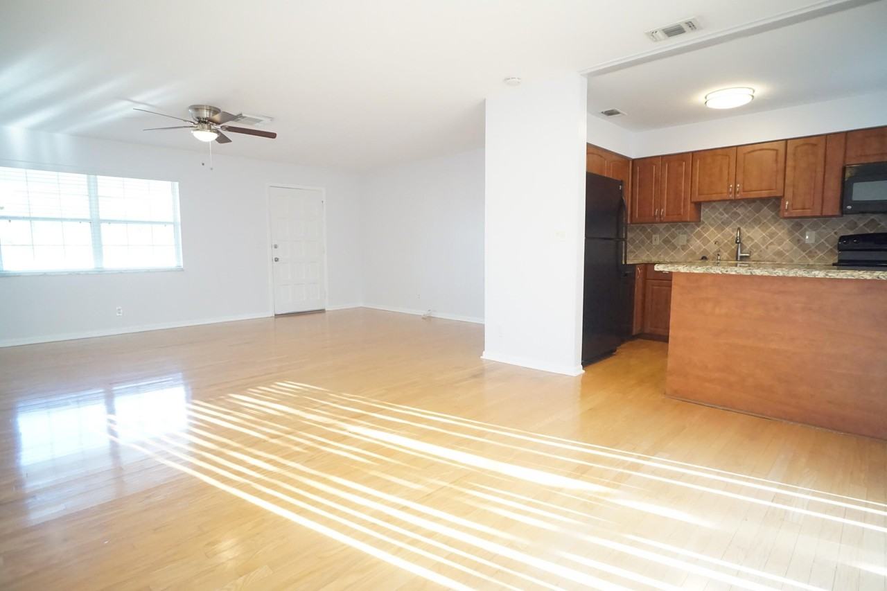 807 Easterly Rd - Photo 5 of 25