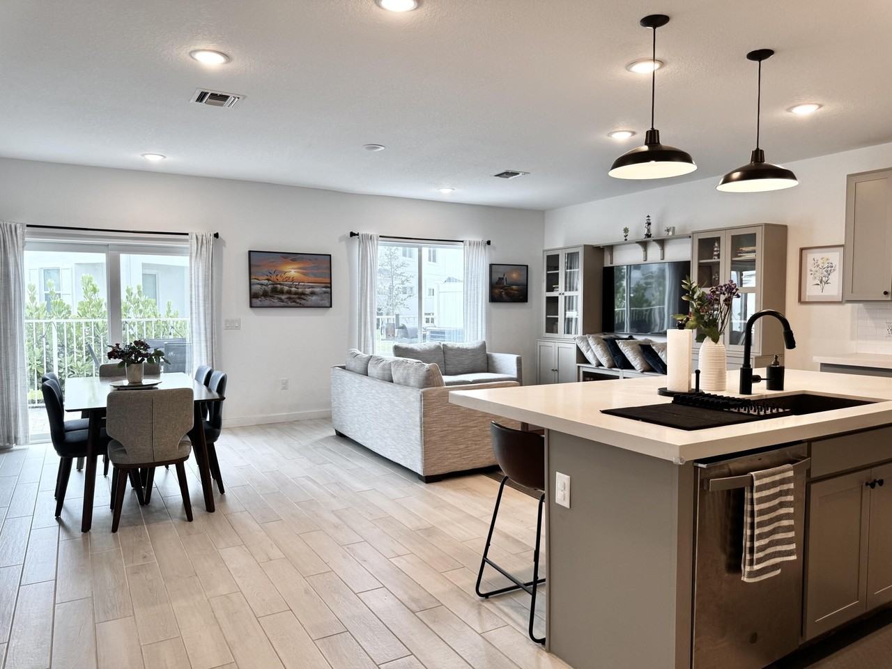 649 Ne Waters Edge Ln - Photo 2 of 11