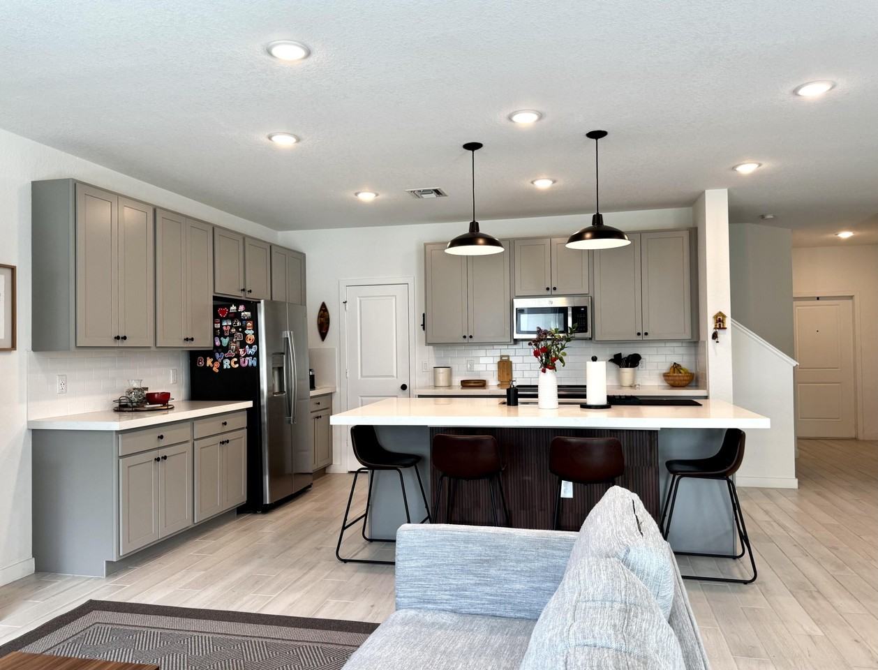 649 Ne Waters Edge Ln - Photo 3 of 11