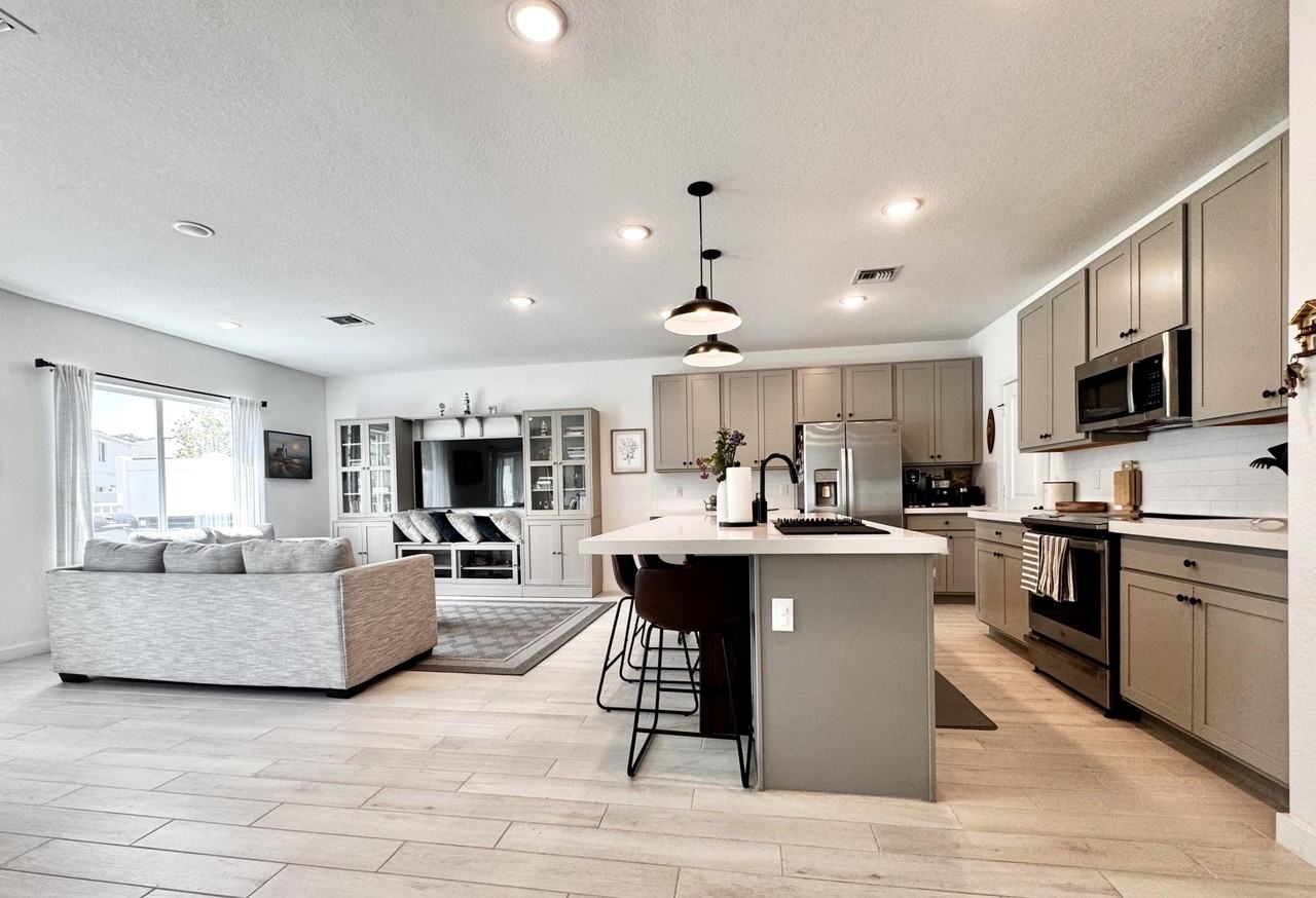 649 Ne Waters Edge Ln - Photo 4 of 11