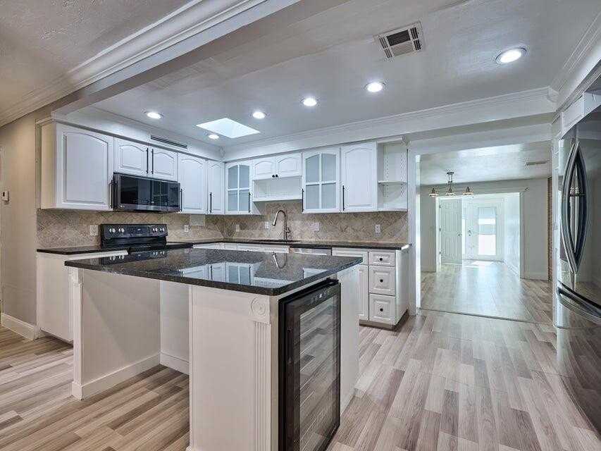 2112 Longwood Rd - Photo 3 of 12